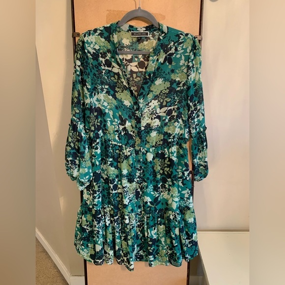 Dresses & Skirts - Lovely Melanie Lyne Green floral button up dress
